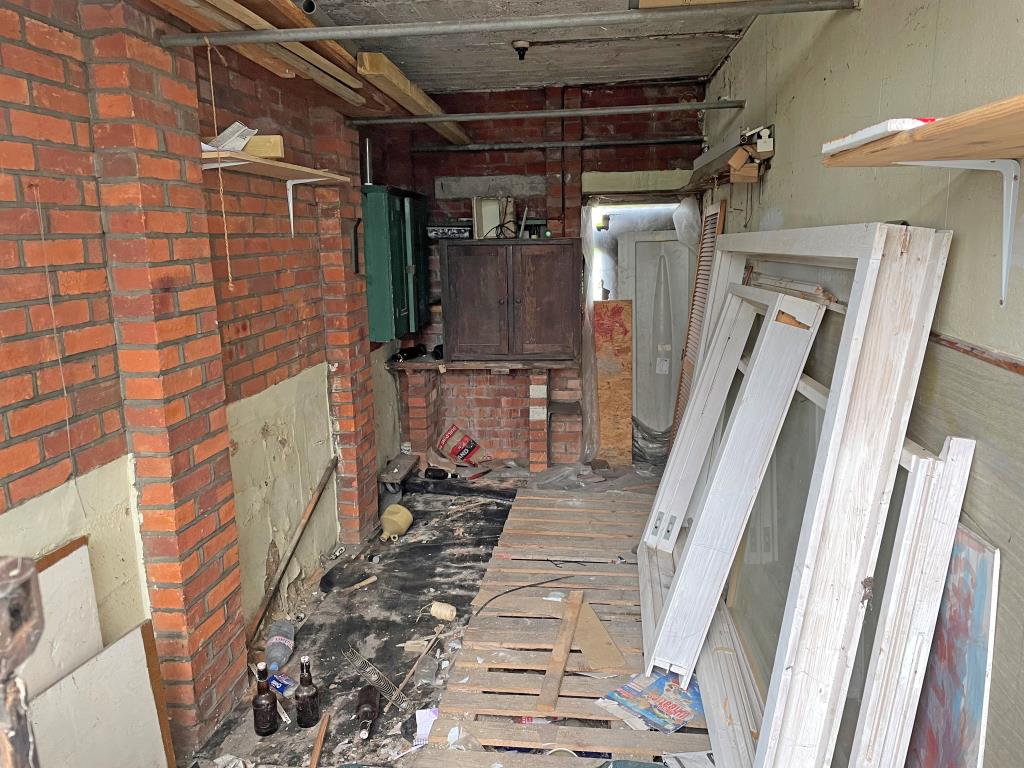 Lot: 3 - SPACIOUS MAISONETTE AND GARAGE REQUIRING COMPLETE REFURBISHMENT - Garage